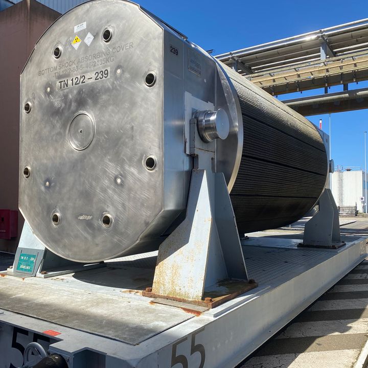 This cylindrical block can contain spent fuel to be then treated and recycled on the Hague site. (LAURIANE DELANOE / RADIO FRANCE)