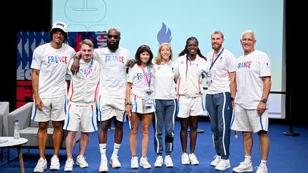 Une partie de la sélection française de para-athlétisme lors d'une conférence de presse, le 27 août 2024. (HAHN LIONEL / AFP)