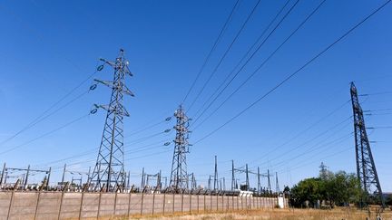 Des pylones électriques avec des lignes de haute et basse tension qui rejoignent un poste électrique RTE, le 23 août 2022, à Valence (Drôme). (NICOLAS GUYONNET / HANS LUCAS / AFP)