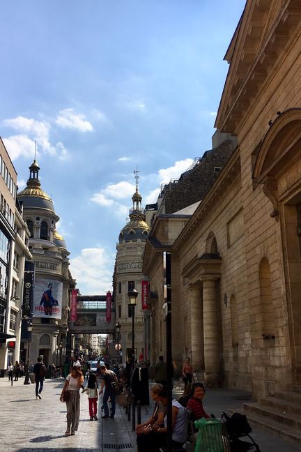 Les violences entres les militants antifascistes et les skinheads ont eu lieu dans une rue commerçante au 65 rue Caumartin à Paris. (CAROLE BELINGARD / FRANCEINFO)