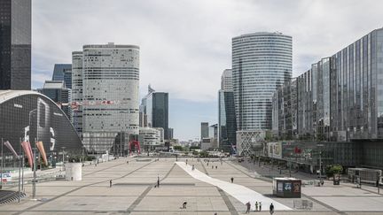 Le quartier d'affaires de La Défense, à Puteaux (Hauts-de-Seine), pendant le premier confinement, le 7 mai 2020. (YANN CASTANIER / HANS LUCAS / AFP)