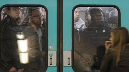 Des usagers du m&eacute;tro &agrave; la gare Saint-Lazare, le 23 septembre 2010, pendant la gr&egrave;ve des retraites. (PATRICK KOVARIK / AFP)