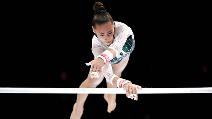 La gymnaste algérienne Kaylia Nemour, en finale mondiale aux barres asymétriques, le 7 octobre 2023 à Anvers (Belgique).  (LIONEL BONAVENTURE/AFP)