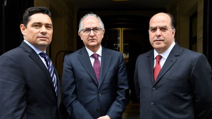 Les membres de l'opposition vénézuélienne à Paris,&nbsp;Carlos Vecchio, Antonio Ledezma,et Julio Borges. (BERTRAND GUAY / AFP)