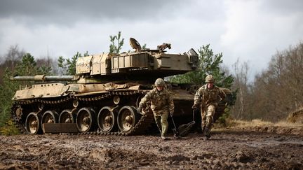 Des soldats britanniques lors d'un exercice, près de Bordon (Royaume-Uni), le 14 mars 2022. (ADRIAN DENNIS / AFP)