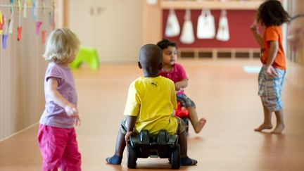 Des enfants jouent dans une cr&egrave;che de Strasbourg (Bas-Rhin), le 4 juillet 2014. (SEBASTIAN KAHNERT / DPA / AFP)