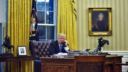 Samedi 28 janvier 2017, depuis la Maison Blanche à Washington, Donald Trump s'est entretenu avec plusieurs dirigeants, dont François Hollande, Angela Merkel et&nbsp;Vladimir Poutine. (MANDEL NGAN / AFP)