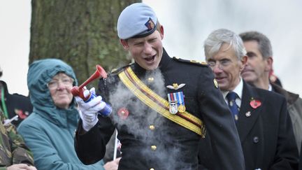 NOVEMBRE 2010 - Le prince Harry s’amuse en toutes circonstances. Sur cette photo, il joue avec une corne de brume avant une cérémonie, très solennelle, pour saluer la mémoire de soldats tués en Afghanistan. (REUTERS)