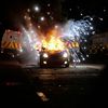 Une voiture incendiée à Belfast, en Irlande du Nord (Royaume-Uni), le 9 avril 2021. (HASAN ESEN / ANADOLU AGENCY / AFP)