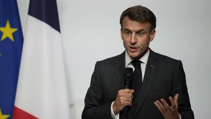 Le président Emmanuel Macron lors d'un discours à l'Elysée, le 25 octobre 2024. (LOUISE DELMOTTE / AFP)