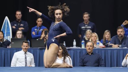 Katelyn Ohashi dans la vidéo du concours qui lui a valu la note de&nbsp;10. (CAPTURE D'ÉCRAN YOUTUBE)