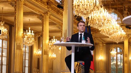 Le président de la République Emmanuel Macron face aux lecteurs du quotiden "Le Parisien" au palais de l'Élysée, le 4 janvier 2021. (LP / ARNAUD JOURNOIS / MAXPPP)