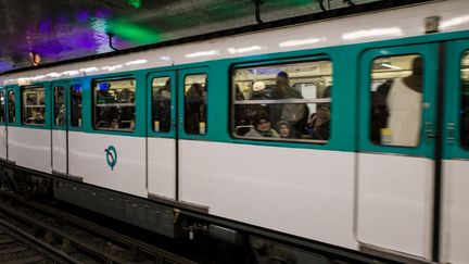 Une rame de métro à Paris, le 25 février 2023. (VALERIE DUBOIS / HANS LUCAS / AFP)