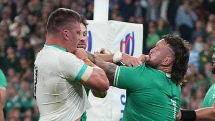 Difficile de départager l'Irlande et l'Afrique du sud, tout comme Jasper Wiese et Andrew Porter dans ce match, joué le 23 septembre 2023 au Stade de France. C'est finalement le XV du Trèfle qui l'a emporté (13-8). (LAURENT LAIRYS / AFP)