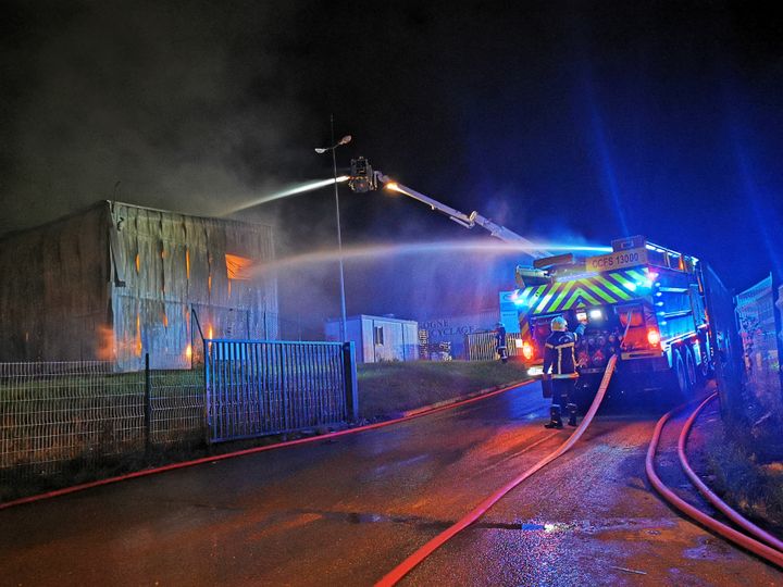 Le feu a démarré vers 19h15 dans l'un des neuf entrepôts de l'entreprise&nbsp;Bourgogne Recyclages à Longvic (Côte-d'Or), mardi 5 octobre 2021.&nbsp; (THOMAS NOUGAILLON / FRANCE BLEU BOURGOGNE)