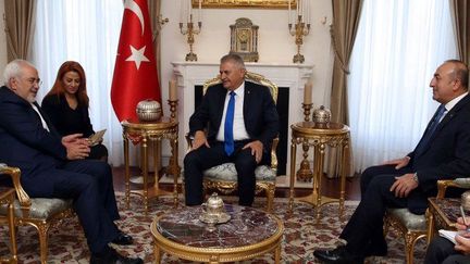 Le ministre des Affaires étrangères iranien, Javad Zarif, reçu par le Premier ministre turc Binali Yildrim, le 28 septembre 2016, au palais de Cankaya à Ankara. C'est la troisième fois en un mois et demi que le chef de la diplomatie iranienne rencontre des responsables turcs en dépit du soutien de l'Iran à Bachar al-Assad et celui de la Turquie à la rébellion syrienne. (HAKAN GOKTEPE/TURKISH PRIME MINISTRE PRESS OFFICE/AFP)