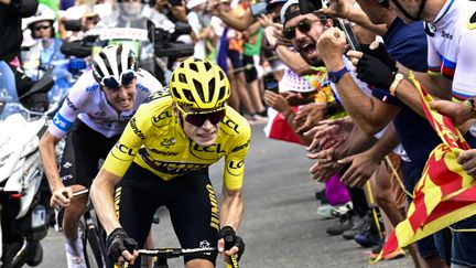 Le maillot jaune Jonas Vingegaard (Jumbo-Visma), à l'attaque sur la 15e étape le 15 juillet 2023 entre Annemasse et Morzine. (BERNARD PAPON / POOL VIA AFP)