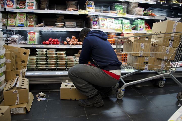 Un&nbsp;employ&eacute;&nbsp;de l'Hyper Cacher, en octobre 2015 &agrave; Paris. (THOMAS BAIETTO / FRANCETV INFO)