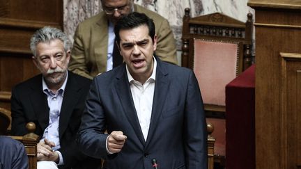 Alexis Tsipras, le Premier ministre grec, le 15 juillet 2015, au Parlement,&nbsp;&agrave; Ath&egrave;nes. (NICK PALEOLOGOS / SOOC)