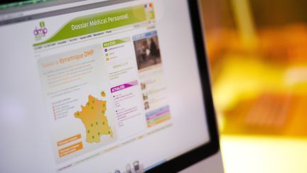 Le dossier m&eacute;dical personnel est une sorte de "carnet de sant&eacute; num&eacute;rique" consultable en ligne. (GARO / PHANIE / AFP)