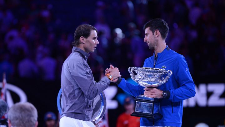 Rafael Nadal congratule Novak Djokovic après sa victoire dans l'Open d'Australie 2019, le 27 janvier 2019 à Melbourne (RECEP SAKAR / AFP)