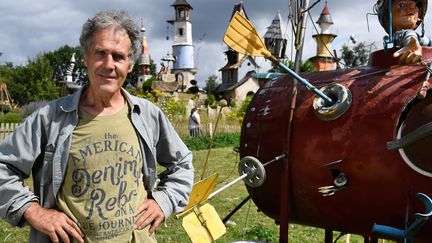 Robert Coudray a imaginé un village fantaisiste qu'il a construit de toutes pièces à Lizio dans le Morbihan
 (FRED TANNEAU / AFP)