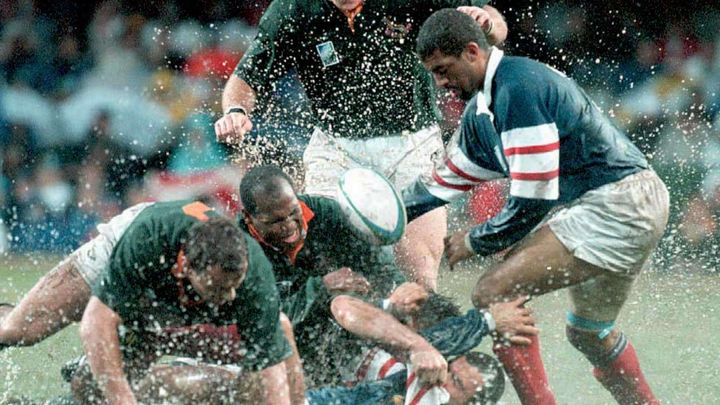 Phillipe Sella (au sol) et Emile Ntamack (à droite) qui tente de reprendre possession de la balle pendant la demi-finale contre les Springboks, 17 juin 1995, Durban, Afrique du Sud. (ADAM BUTLER/AP/SIPA / SIPA)