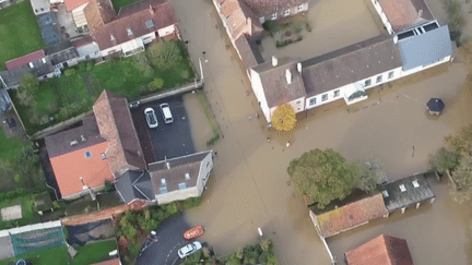 La Liane et l'Aa sont sortis de leur lit, lundi 6 novembre, provoquant des inondations dans le Pas-de-Calais. Près de 80 établissements scolaires devraient encore rester fermés dans la région, mardi. (France 2)