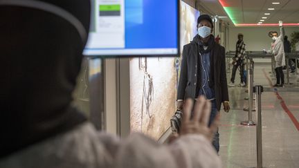 Des agents de santé scannent les passagers arrivant d’Italie, à l’aéroport international Mohammed V de Casablanca, le 3 mars 2020. (FADEL SENNA / AFP)