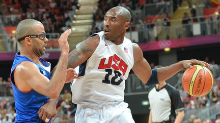 A droite, le basketteur américain Kobe Bryant tient le ballon tandis que le Français Tony Parker essaie de l'arrêter, lors d'un match entre la France et les Etats-Unis aux Jeux olympiques de Londres, le 29 juillet 2012. (MARK RALSTON / AFP)