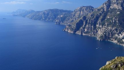 Les vues des hôtels italiens sur la côte amalfitaine. La lumière qui rend la mer argentée. Je peux m’asseoir dans un fauteuil et rester à regarder ça toute la journée. Les bateaux qui passent, plonger. C’est une mer où il n’y a pas de plage. Il faut plonger. Il faut savoir nager. C’est magnifique. J'ai besoin d’une vue où il y a du bleu. Un retour aux sources peut-être? 
 (ANTONIO CAPONE / TIPS / PHOTONONSTOP/AFP)