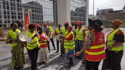 Les grévistes devant l'hôtel Ibis&nbsp;Clichy-Batignolles, à Paris, le 16 août 2019. (NICOLAS FILLON / RADIO FRANCE)