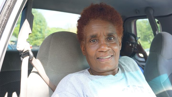 Linda, une assistante sociale, est venue récupérer des colis alimentaires pour cinq familles de Fort Deposit, près d'Hayneville (Alabama). (MARIE-VIOLETTE BERNARD / FRANCEINFO)