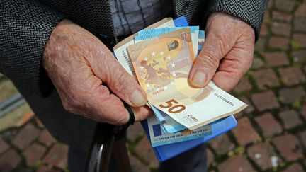 En 2024, les Français ont donné en moyenne 206 euros à des associations, fondations, projets ou directement à des personnes en difficulté. (VANESSA MEYER / MAXPPP)