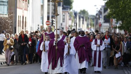 Pour commencer le rite pénitentiel, une procession a rejoint l'église de Saint-Étienne du Rouvray.&nbsp; (CHARLY TRIBALLEAU / AFP)