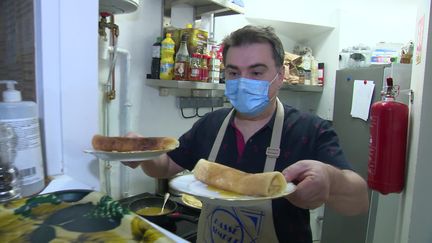 Un repas en solidarité au peuple ukrainien organisé dans un restaurant à Eu, près de Dieppe.&nbsp;&nbsp; (France Télévisions)