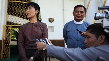 Aung San Suu Kyi et le ministre birman du travail Aung Kyi lors d'une conférence de presse le 12 août 2011 (AFP/Soe Than WIN)