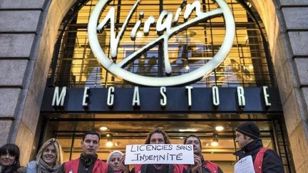 Des salariés manifestent devant le Virgin Megastore des Champs-Elysées
 (JEFF PACHOUD / AFP)