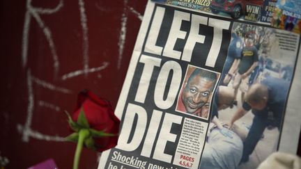 Un journal avec la photo d'Eric Garner, d&eacute;pos&eacute; sur les lieux de son interpellation muscl&eacute;e par la police, &agrave; Staten Island (New York, Etats-Unis), le 21 juillet 2014. (EDUARDO MUNOZ / REUTERS)