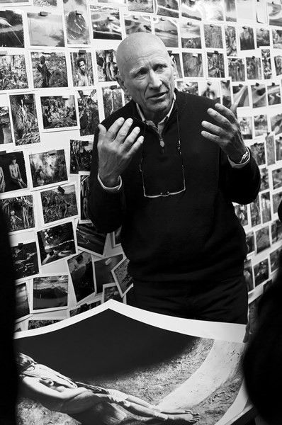 Sebastiao Salgado commente certaines de ses photos
 (Donata Wenders)