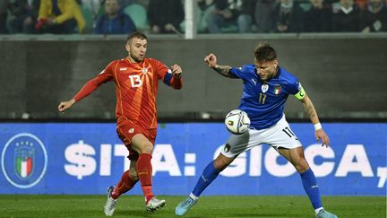 Stefan Ristovski et Ciro Immobile lors du match entre l'Italie et la Macédoine du Nord, le 24 mars 2022. (ALBERTO PIZZOLI / AFP)