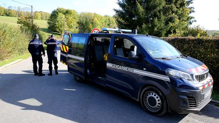 Des gendarmes contrôlent l'accès à un site d'Issancourt-et-Rumel (Ardennes), dans le cadre d'une nouvelle opération de recherches du corps d'Estelle Mouzin, le 11 octobre 2022.&nbsp; (FRANCOIS NASCIMBENI / AFP)