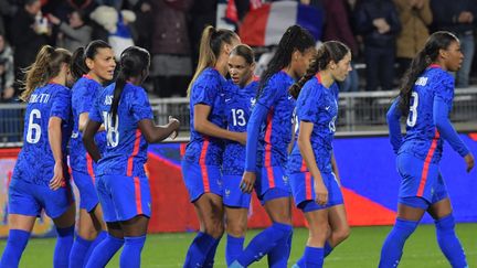 Les joueuses de l'équipe de France face à l'Uruguay à Angers, le 18 février 2023. (JEAN-FRANCOIS MONIER / AFP)