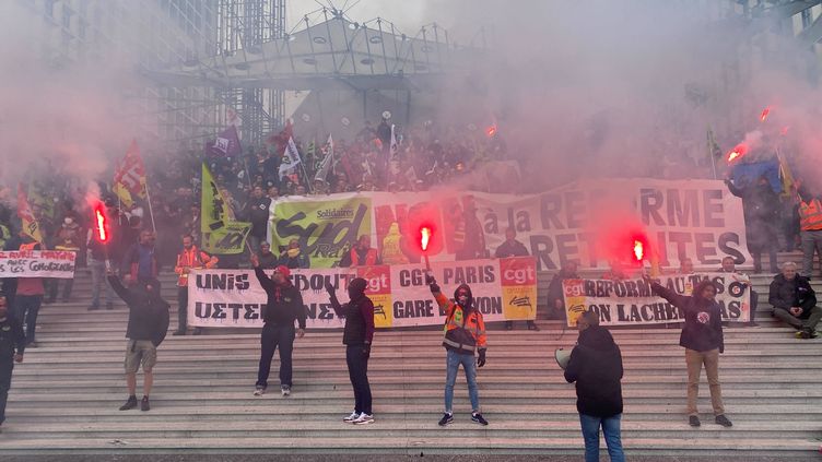 Demonstrators from several unions on the forecourt of La Défense, April 20, 2023. (MATHILDE GOUPIL / FRANCEINFO)