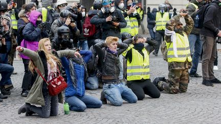 Ces "gilets jaunes" se sont mis à genoux devant les forces de l’ordre pour dénoncer à l’interpellation des lycéens à Mantes-la-Jolie, le 8 décembre 2018 à Paris.&nbsp; (MAXPPP)