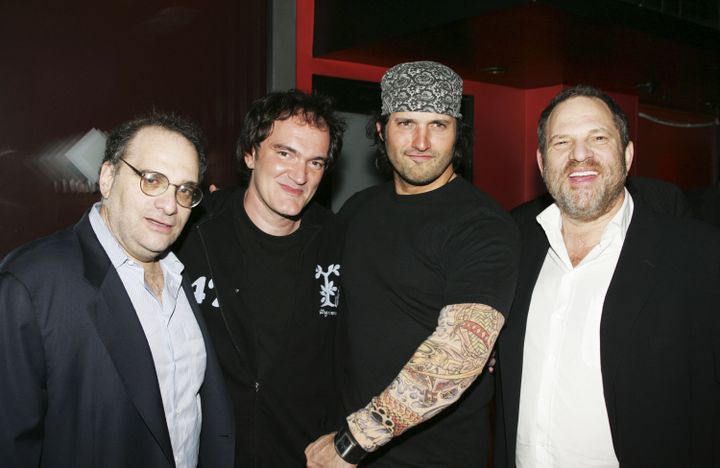 Bob Weinstein, les réalisateurs Quentin Tarantino et Robert Rodriguez, et Harvey Weinstein lors d'une soirée organisée par The Weinstein Company, le 4 novembre 2005 à Santa Monica (Etats-Unis).&nbsp; (MICHAEL BUCKNER / GETTY IMAGES NORTH AMERICA / AFP)