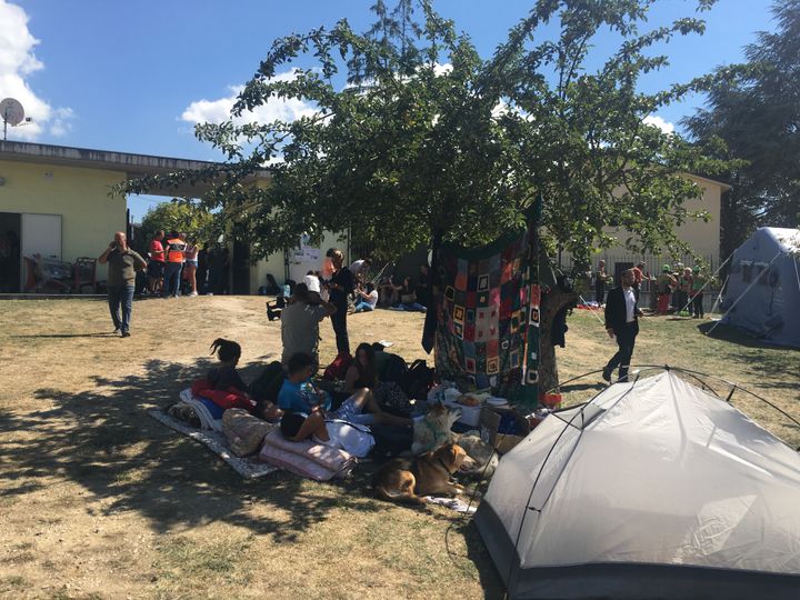 Certains habitants sinistrés se sont installés dans le parc communal d'Amatrice (Italie), après le séisme. (FABIEN MAGNENOU / FRANCE INFO)