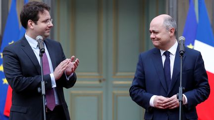 Matthias Fekl et Bruno Le Roux lors de la passation de pouvoirs au ministère de l'Intérieur, à Paris, le 22 mars 2017. (CHRISTIAN HARTMANN / REUTERS)