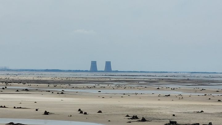 La centrale nucléaire de Zaporijjia et les zones asséchées du Dnipro, en amont du barrage de Nova Kakhovka. (OMAR OUAHMANE / RADIO FRANCE)