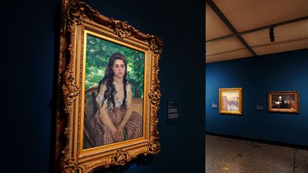 L'exposition sur le collectionneur François Depeaux au musée des Beaux-Arts de Rouen, au premier plan, "Lise ou la Bohémienne à l'ombrelle" de Pierre Auguste Renoir, conservé à la Nationalgaliere, Staatliche Museen&nbsp;de Berlin (© photo Laurent Lachèvre)